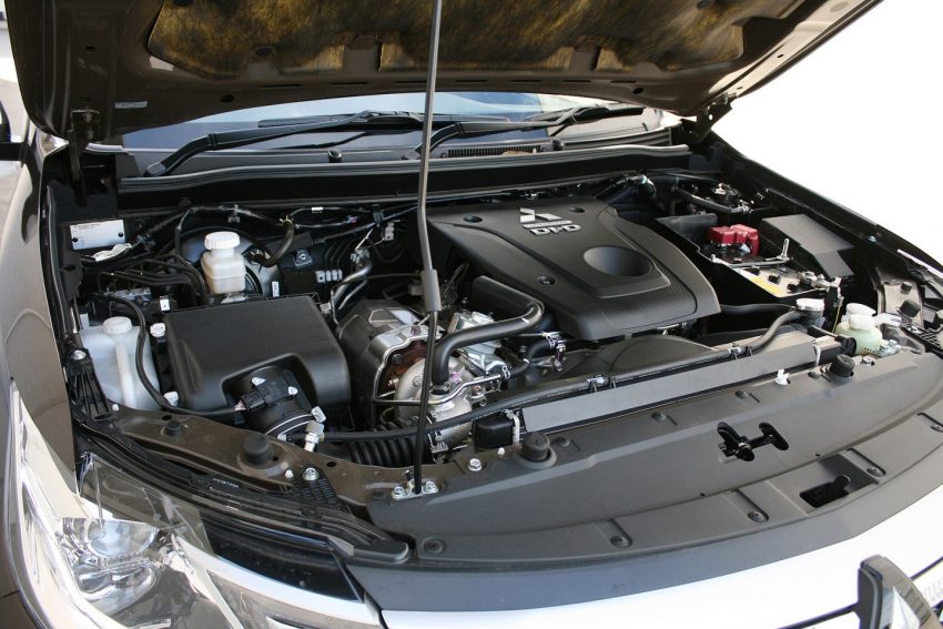 2016 Pajero Sport Engine Bay 002